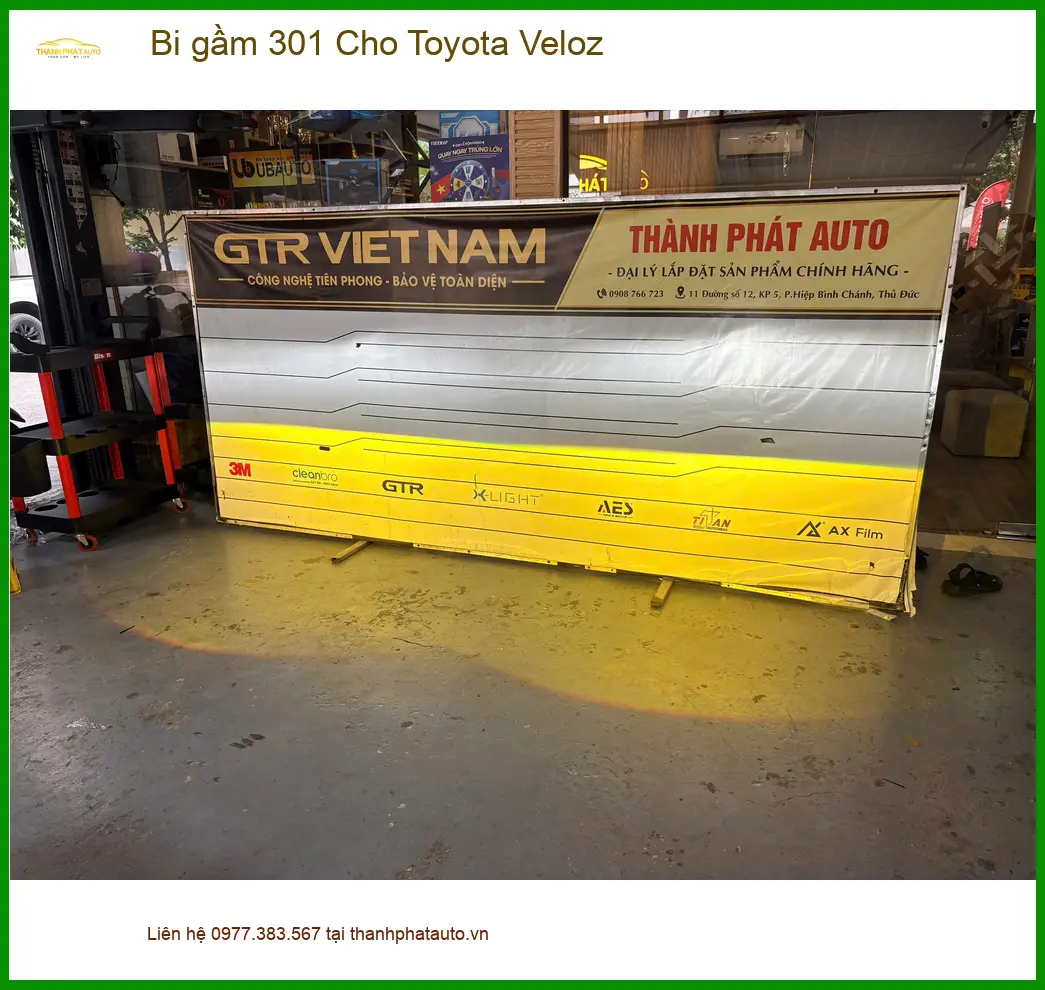 Chú Lâm lắp bi gầm 301 cho Toyota Veloz tại Quận 3 vì đèn zin không đủ sáng khi trời mưa ảnh thực tế 2