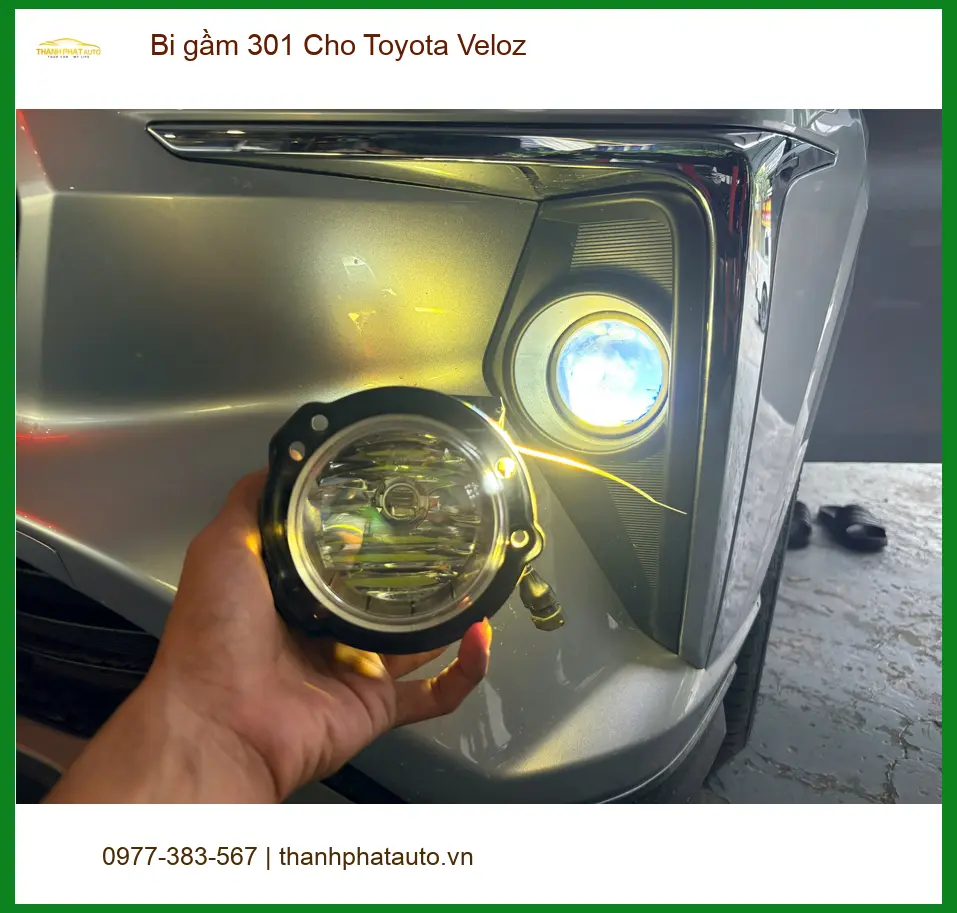 Chú Lâm lắp bi gầm 301 cho Toyota Veloz tại Quận 3 vì đèn zin không đủ sáng khi trời mưa ảnh thực tế 3