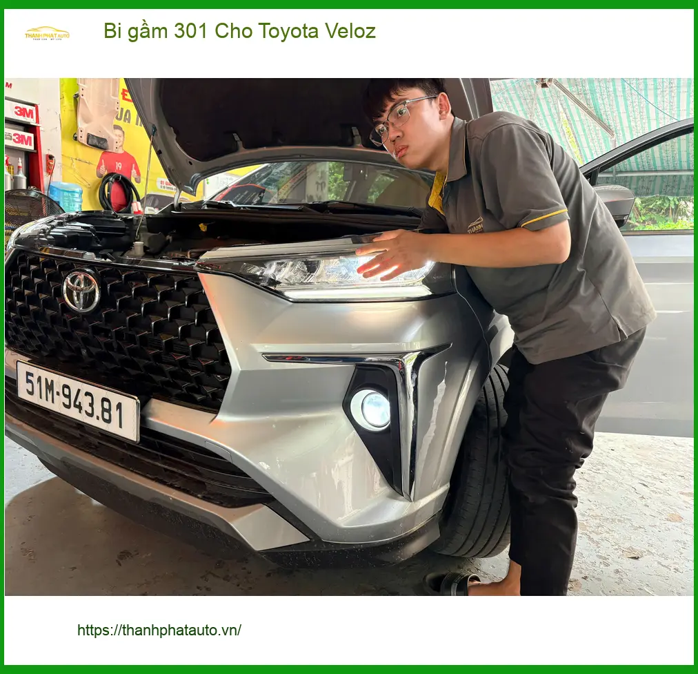 Chú Lâm lắp bi gầm 301 cho Toyota Veloz tại Quận 3 vì đèn zin không đủ sáng khi trời mưa ảnh thực tế 5