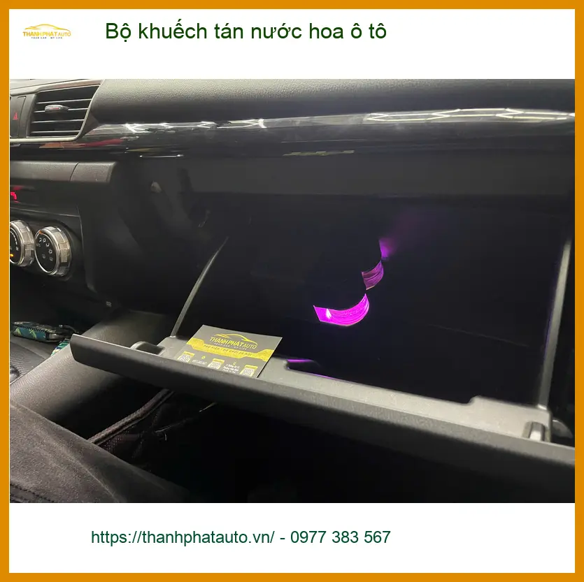 Chị Thanh lắp Bộ khuếch tán nước hoa ô tô cho Toyota Camry tại Quận 1 ảnh thực tế 2