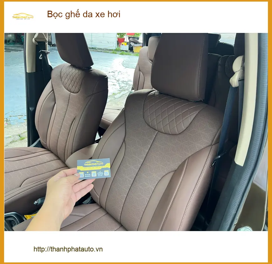 Chú Bình bọc ghế da xe hơi Toyota Corolla Cross tại Quận 4 để nâng cấp nội thất cũ