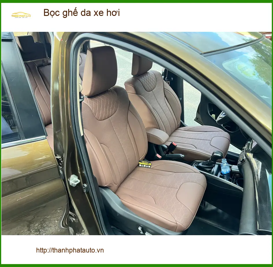Chú Bình bọc ghế da xe hơi Toyota Corolla Cross tại Quận 4 để nâng cấp nội thất cũ ảnh thực tế 2