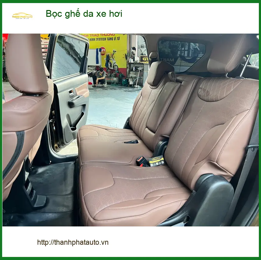 Chú Bình bọc ghế da xe hơi Toyota Corolla Cross tại Quận 4 để nâng cấp nội thất cũ ảnh thực tế 4