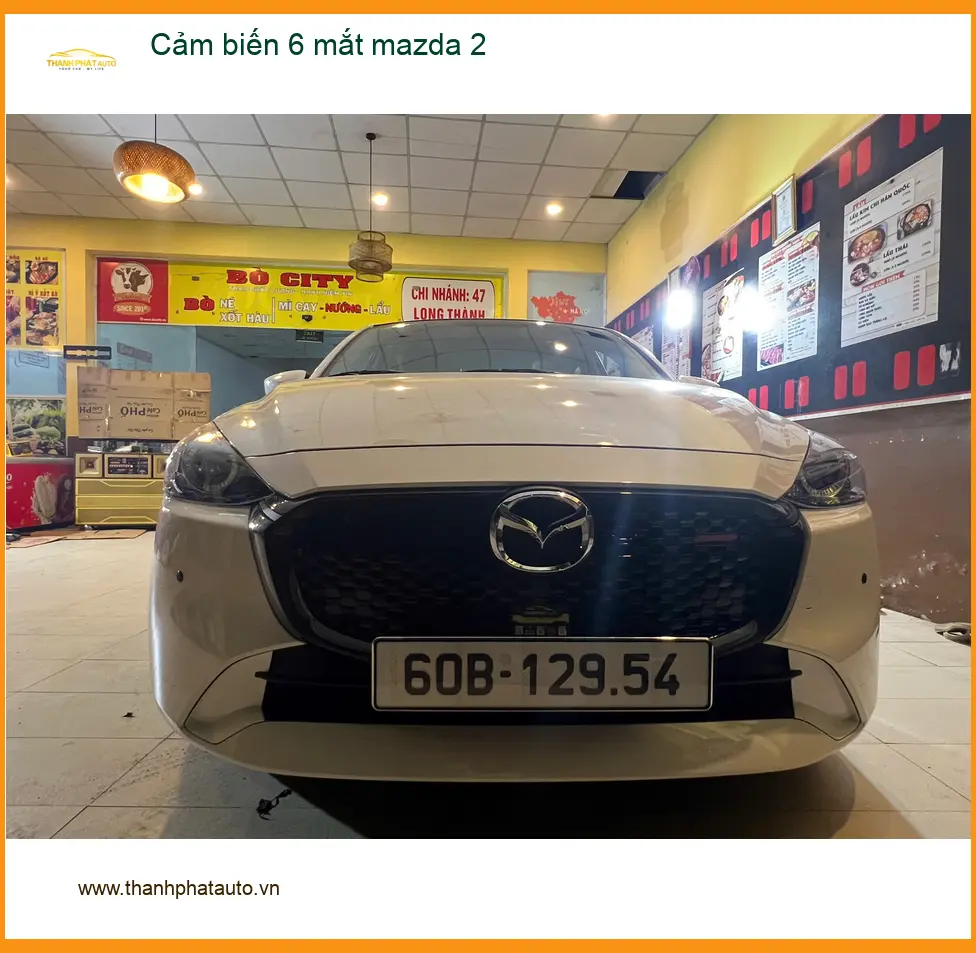 Anh Minh lắp cảm biến 6 mắt Mazda 2 tại Quận 5 để đỗ xe an toàn hơn