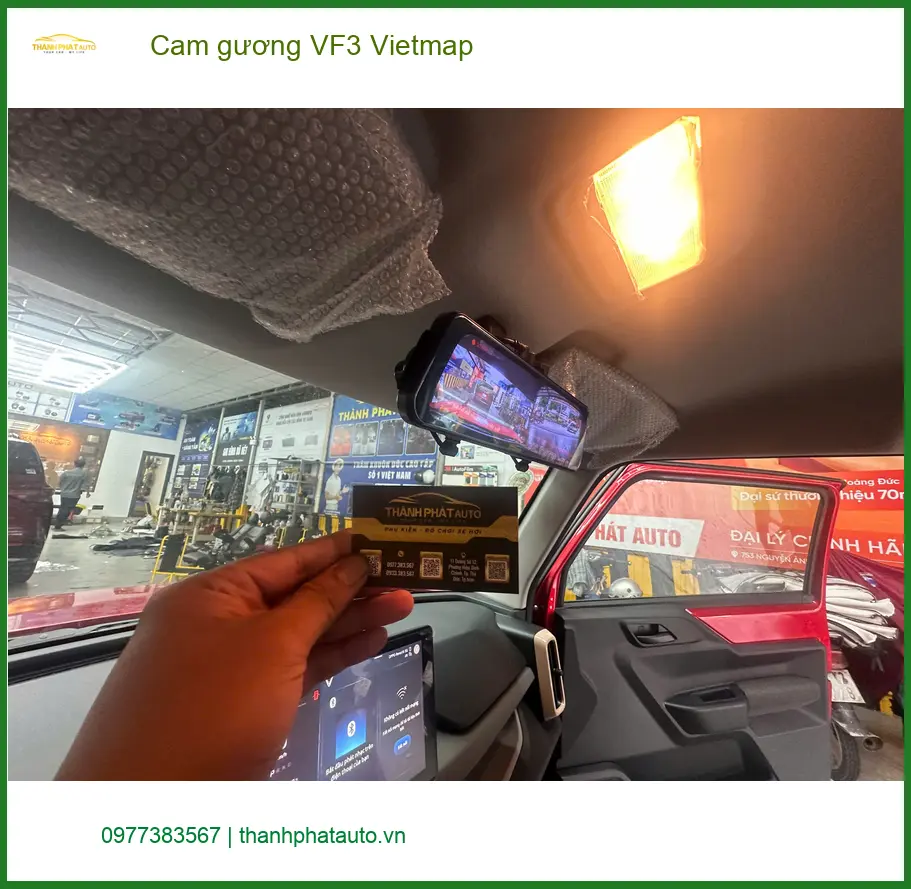 Cô Thảo lắp cam gương Vietmap cho VinFast VF3 tại Hóc Môn để an tâm lái xe.