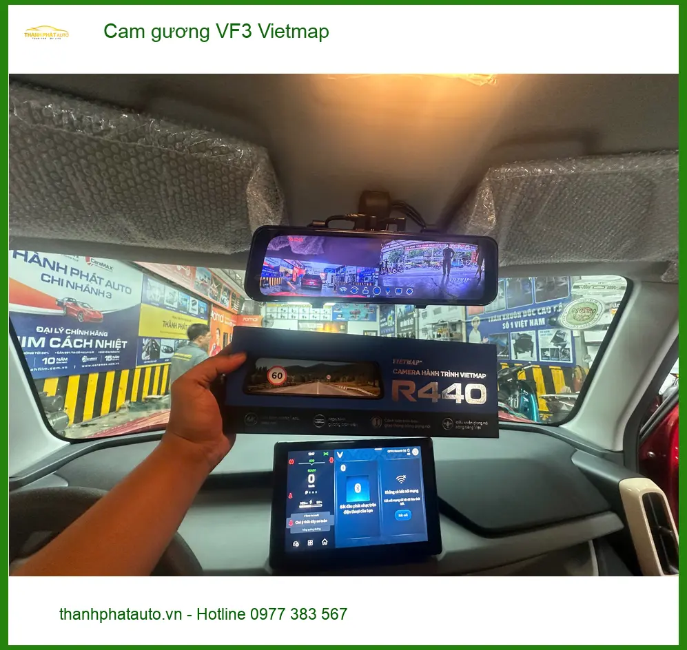 Chị Thuý lắp camera gương Vietmap cho VinFast VF3 tại Quận 2 để tiện quan sát