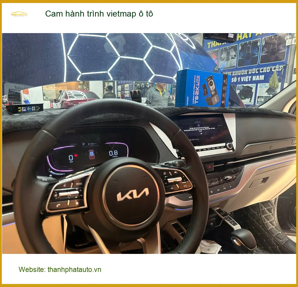 Chị Hạnh lắp cam hành trình Vietmap ô tô cho Toyota Camry Quận 6 ảnh thực tế 3