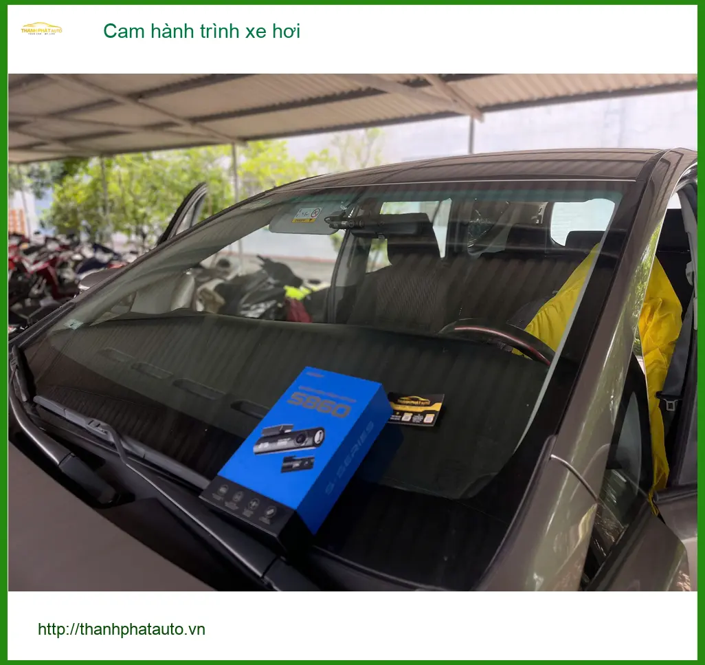 Anh Thọ lắp cam hành trình xe hơi cho Honda Civic ở Thủ Đức tránh va chạm