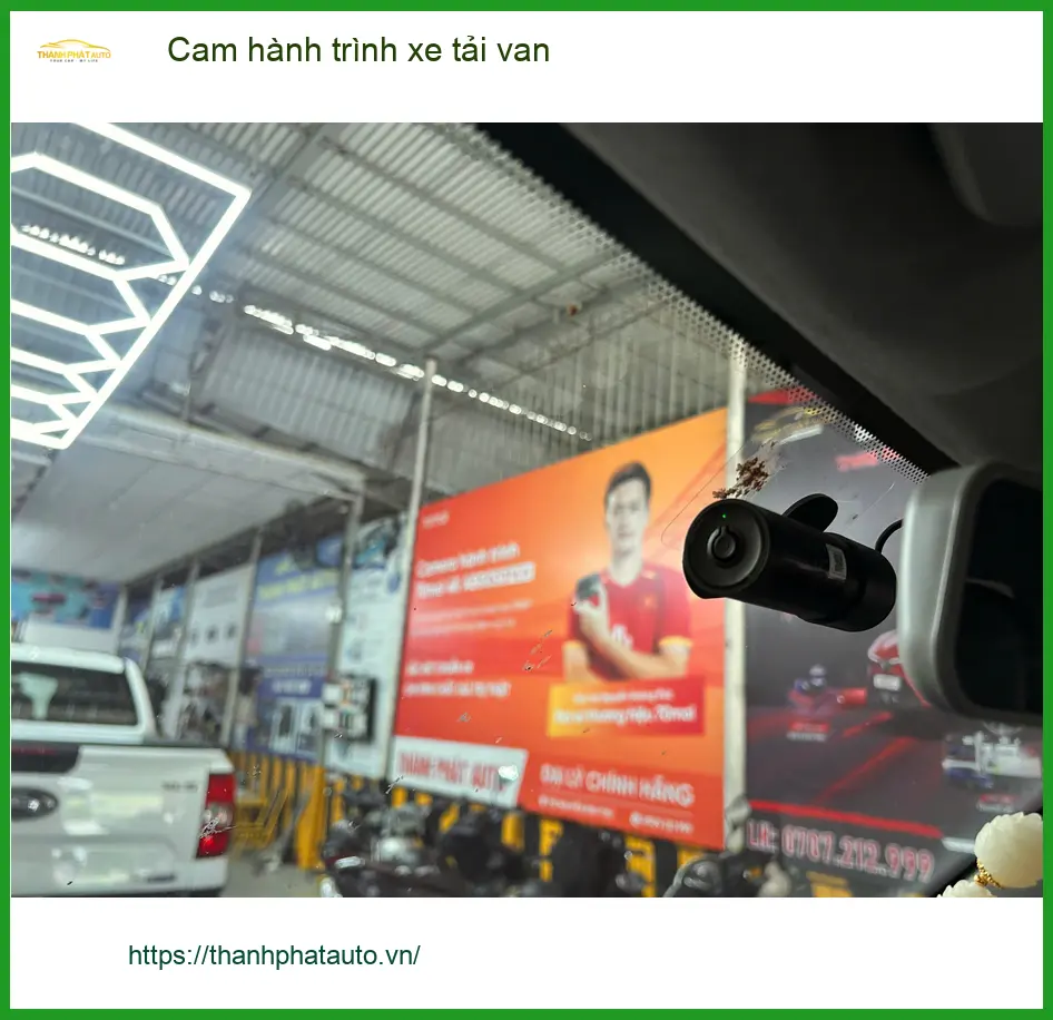 Anh Bình lắp cam hành trình cho Hyundai Solati Van tại Quận 7 để giám sát lộ trình
