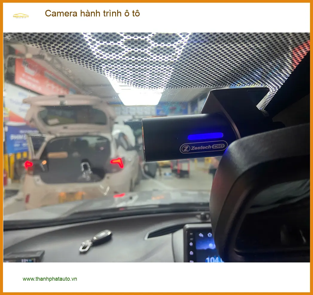 Chú Minh lắp Camera hành trình ô tô cho Honda CRV tại Quận 5 để ghi lại hành trình an toàn hơn