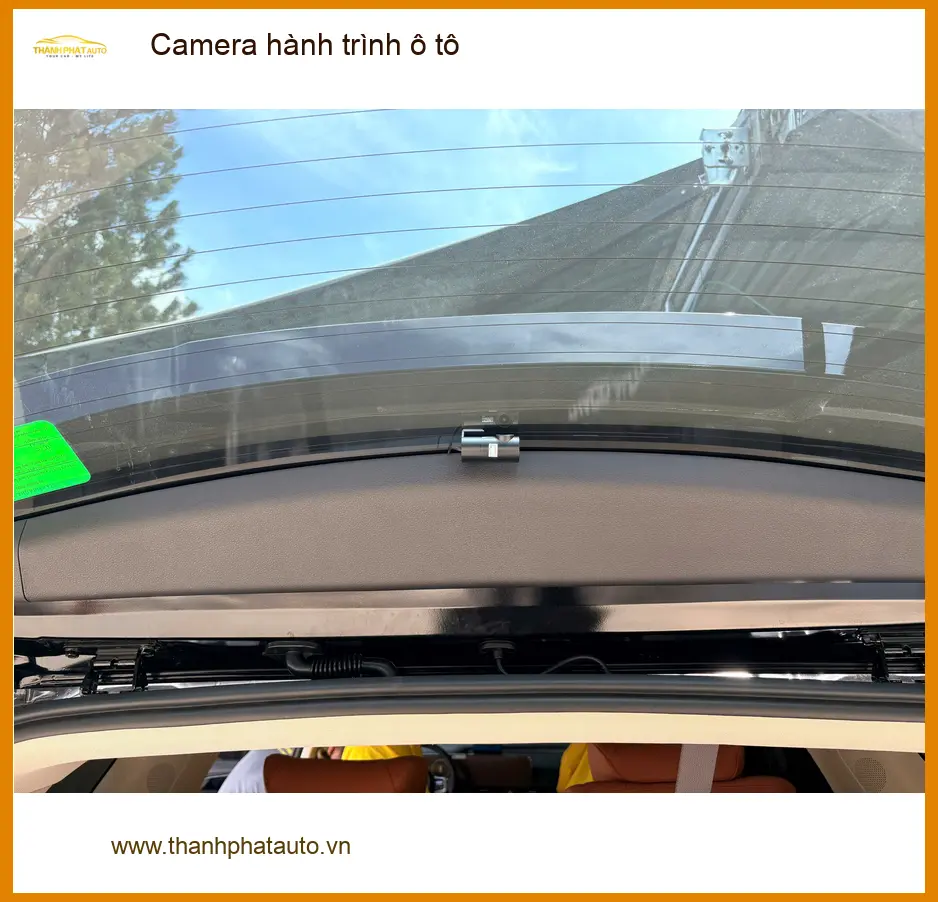 Bác Lâm lắp Camera hành trình ô tô Toyota Camry tại Quận 9