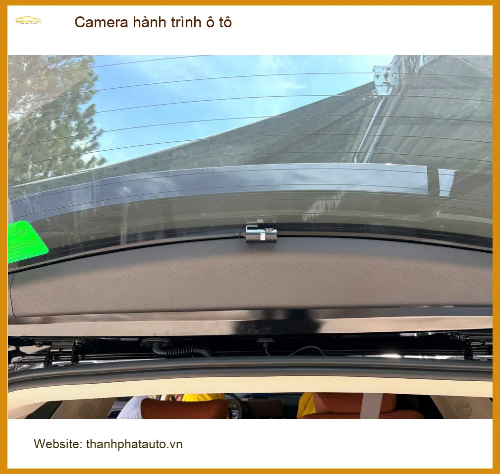 Anh Tùng lắp camera hành trình ô tô cho Hyundai Accent tại Quận 1