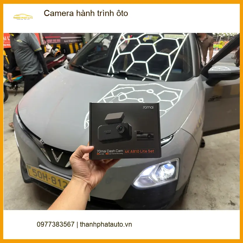 Chị Bích lắp Camera hành trình ô tô Kia Carnival tại Quận 10