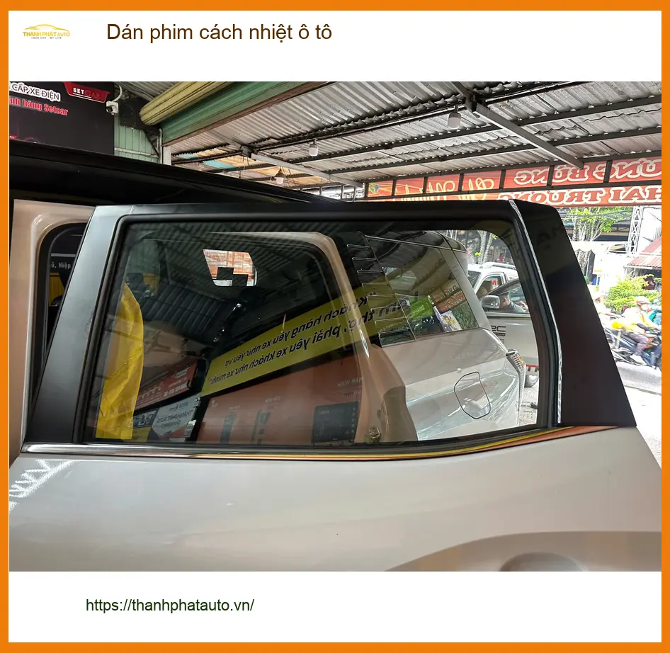 Anh Khải dán phim cách nhiệt ô tô Hyundai Creta tại Quận 2 để xe mát hơn