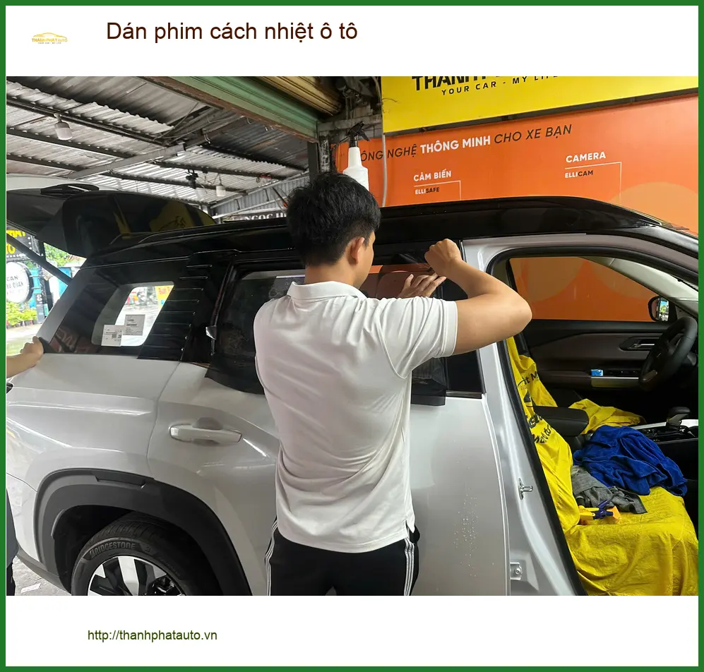 Cô Diệu Anh dán phim cách nhiệt ô tô Ford Everest tại Hóc Môn chống nóng hiệu quả