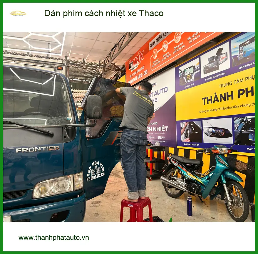 Chị Hoa dán phim cách nhiệt xe Thaco Towner tại Bình Tân giảm nhiệt mùa hè