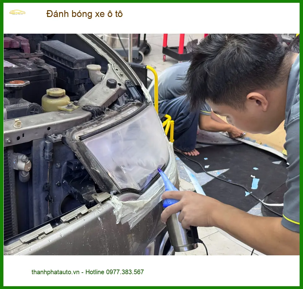 Anh Thanh đánh bóng xe Hyundai Accent tại Quận 9 giữ xe luôn sáng bóng