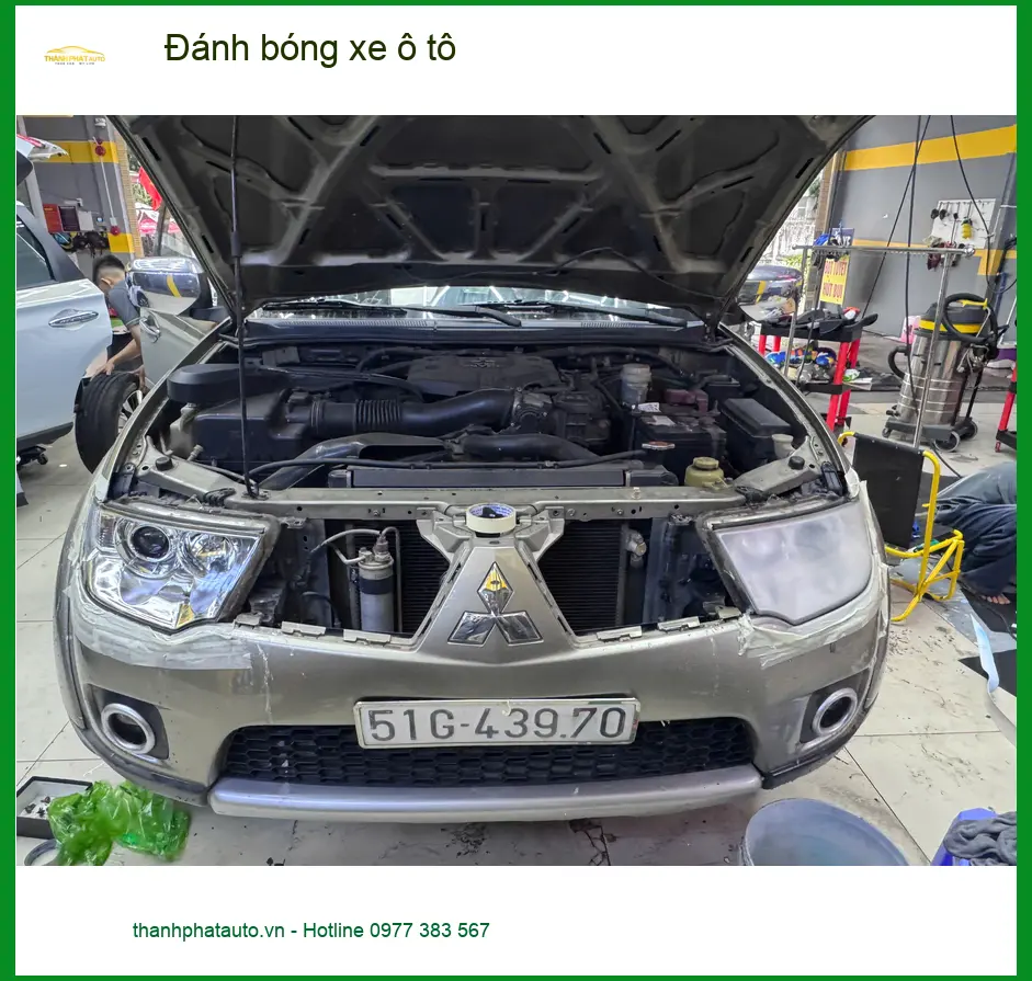 Anh Hoàng Nam đánh bóng xe Mitsubishi Outlander tại Quận Thủ Đức ảnh thực tế 3
