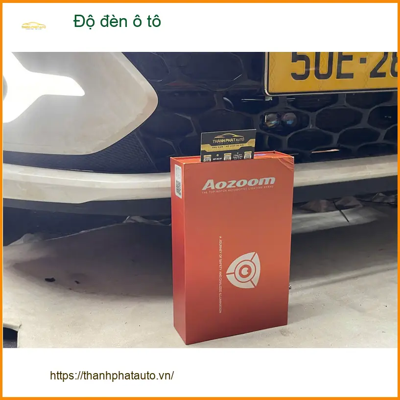 Chú Minh độ đèn ô tô Hyundai Accent để tăng cường tầm nhìn ban đêm ở Bình Chánh