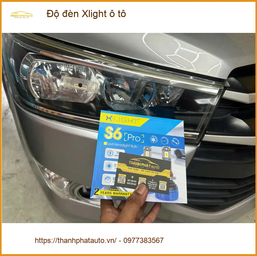 Cô Hoa độ đèn Xlight ô tô Mitsubishi Attrage tại Quận 12 vì đèn zin không đủ sáng khi trời mưa ảnh thực tế 3