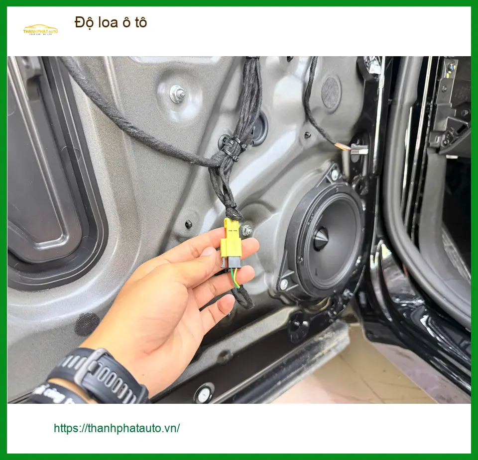 Anh Khải độ loa ô tô Hyundai Santa Fe để nghe nhạc hay hơn tại Quận 2
