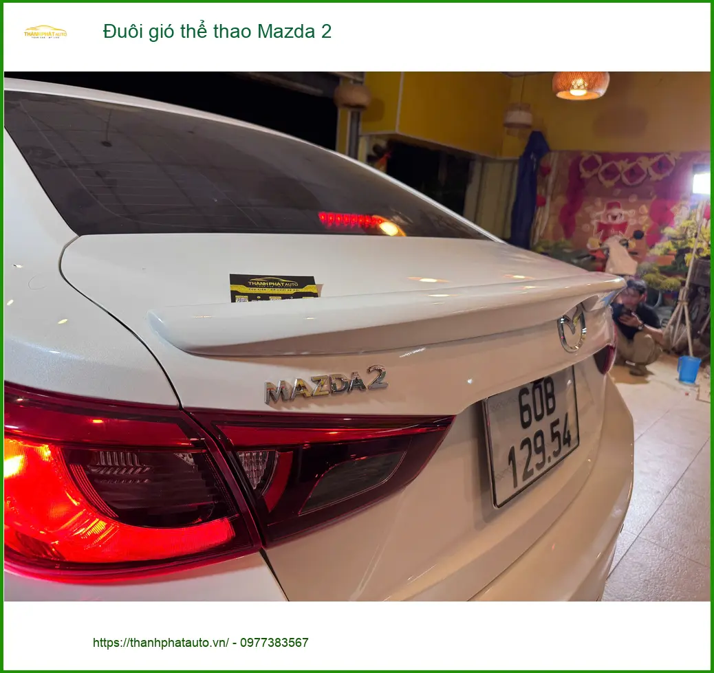 Anh Khải gắn đuôi gió thể thao Mazda 2 tại Phú Nhuận cho xe cá tính hơn
