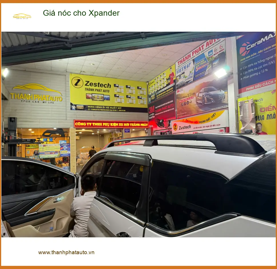 Anh Quang lắp giá nóc cho Xpander tại Quận Bình Tân để chở thêm đồ về quê