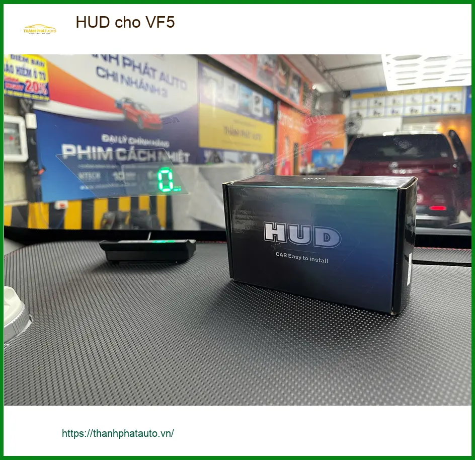 Anh Trường lắp HUD cho VinFast VF5 tại Quận 2 để hiển thị tốc độ tiện lợi hơn