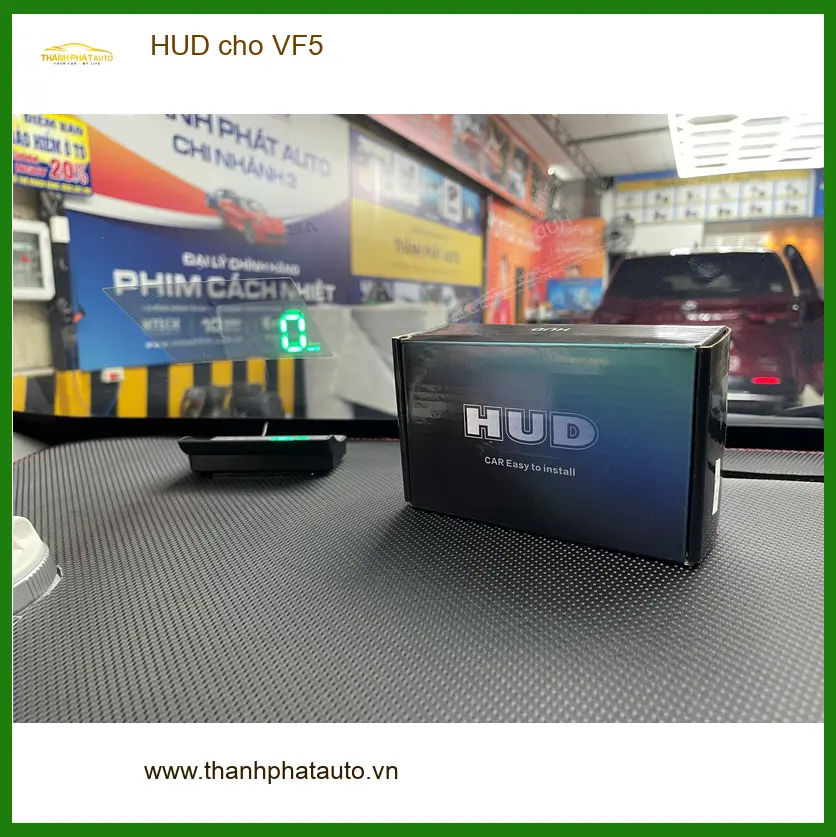 Anh Đạt lắp HUD cho VinFast VF5 tại Quận Thủ Đức để dễ quan sát tốc độ
