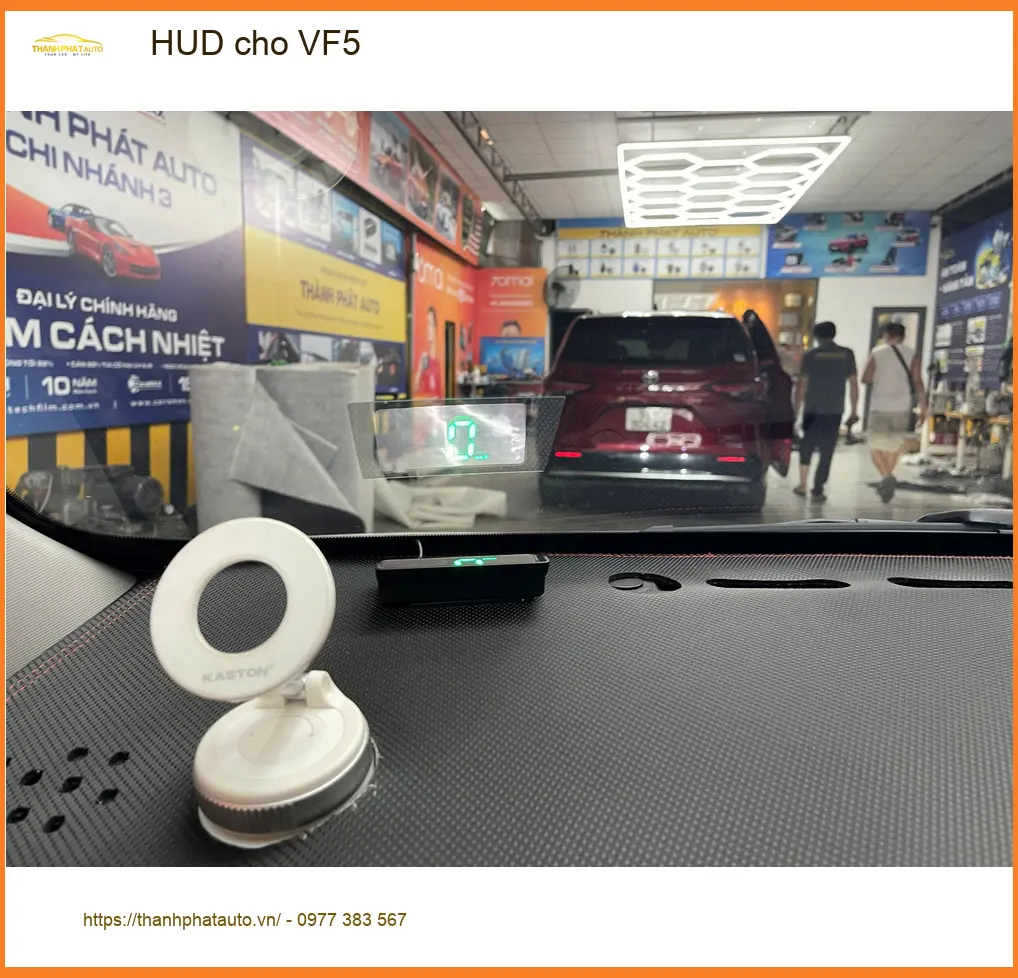 Anh Khải lắp HUD cho VinFast VF5 tại Quận 10 để dễ dàng quan sát thông số