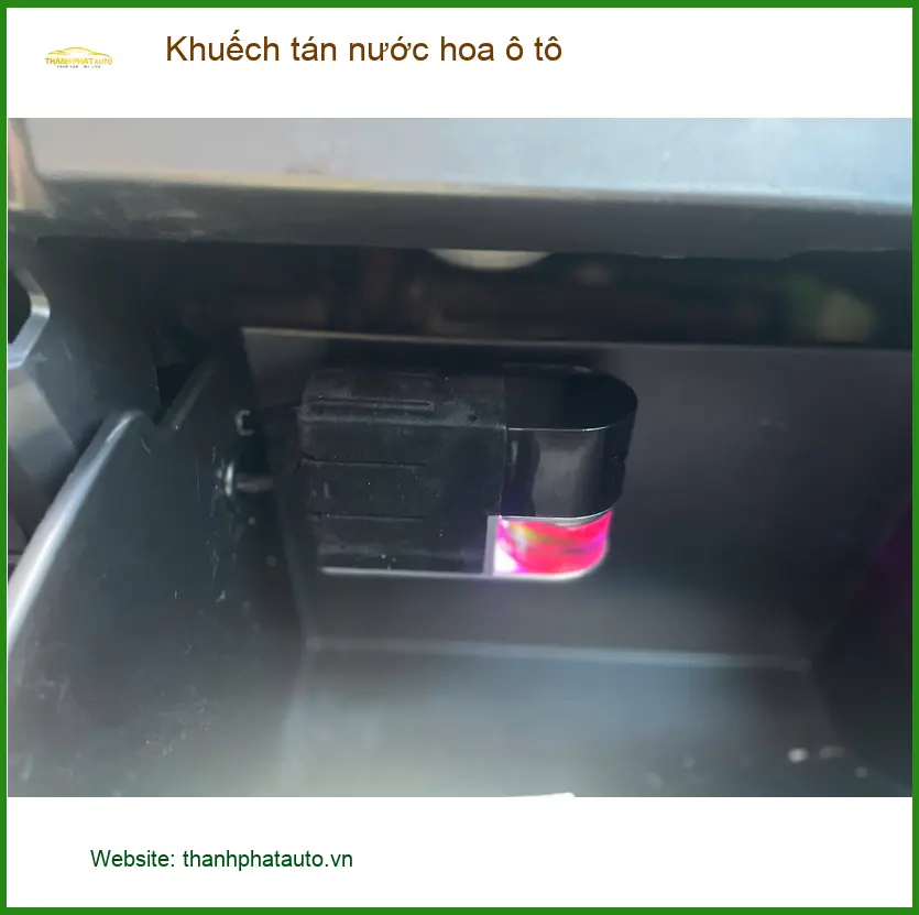 Anh Bách lắp khuếch tán nước hoa ô tô VinFast Lux A2.0 tại Quận Tân Bình ảnh thực tế 2