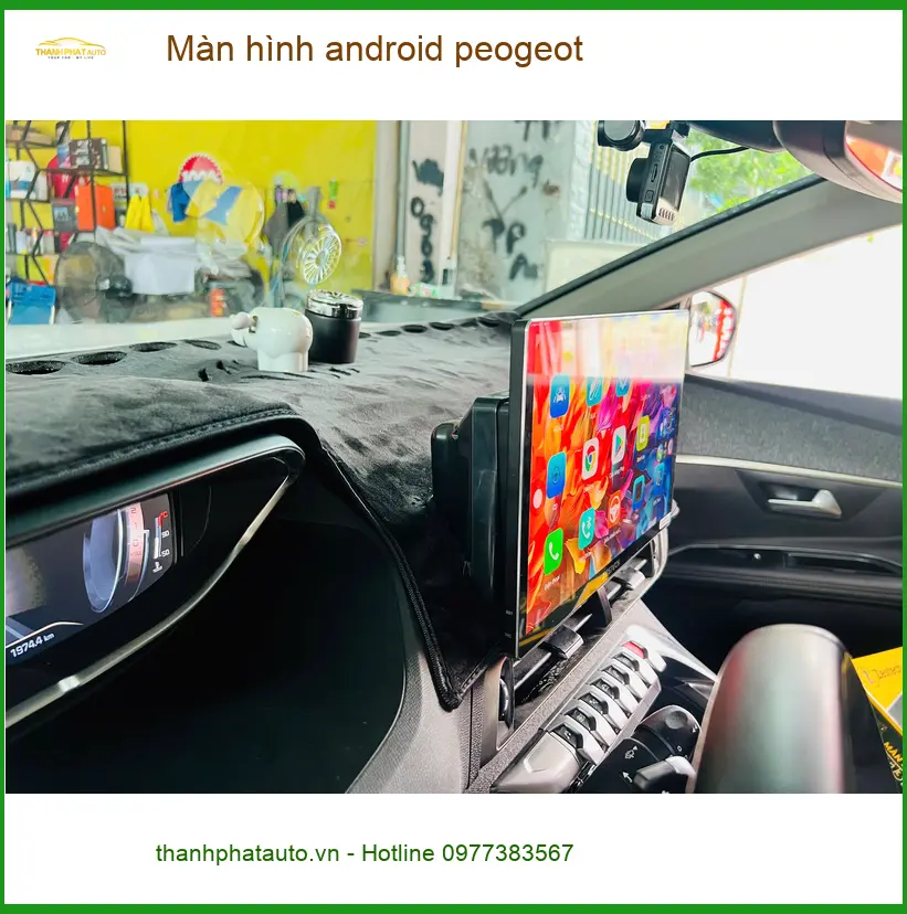 Chú Lợi lắp màn hình Android Peugeot 3008 tại Quận 8 vì màn zin thiếu tính năng