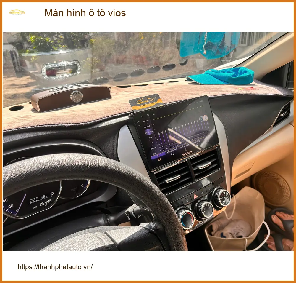 Chị Thanh Thúy lắp màn hình ô tô Vios tại Quận 1 vì màn zin cũ không còn sắc nét