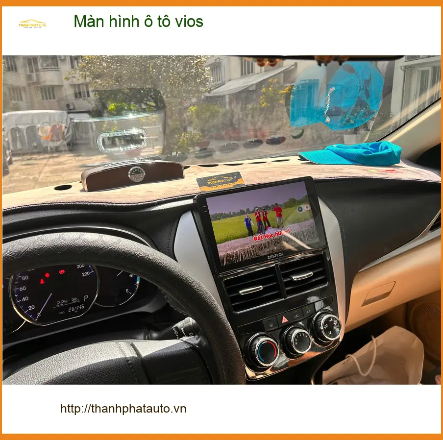 Chị Thảo lắp màn hình ô tô Toyota Vios tại Quận 5 vì màn hình zin đã cũ ảnh thực tế 3