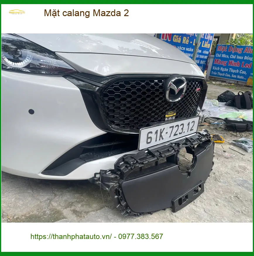 Anh Thắng thay Mặt calang Mazda 2 bị nứt vỡ do đá văng tại Quận Gò Vấp