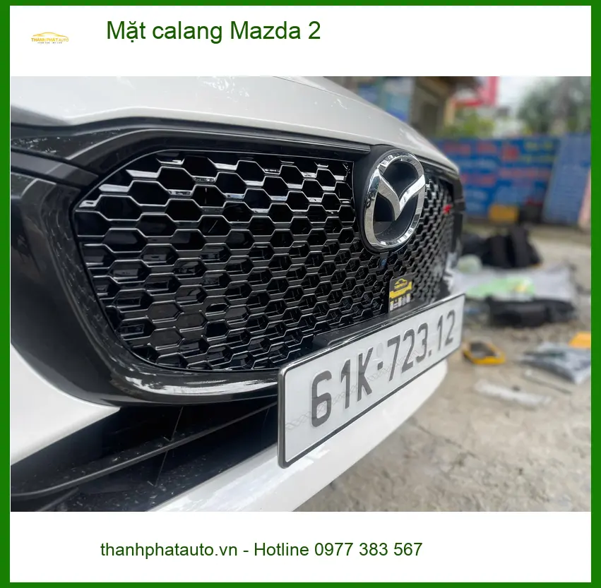 Chị Diễm lắp mặt calang Mazda 2 tại Quận 7 để xe trông thể thao hơn