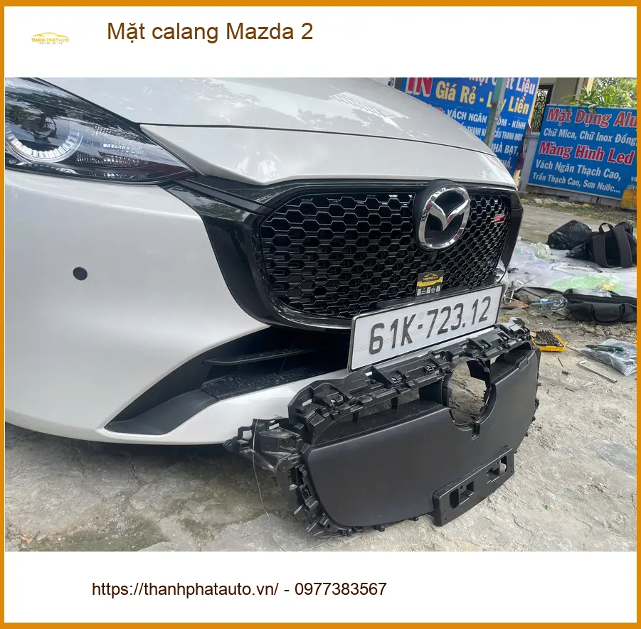 Chị Diễm lắp mặt calang Mazda 2 tại Quận 7 để xe trông thể thao hơn ảnh thực tế 3