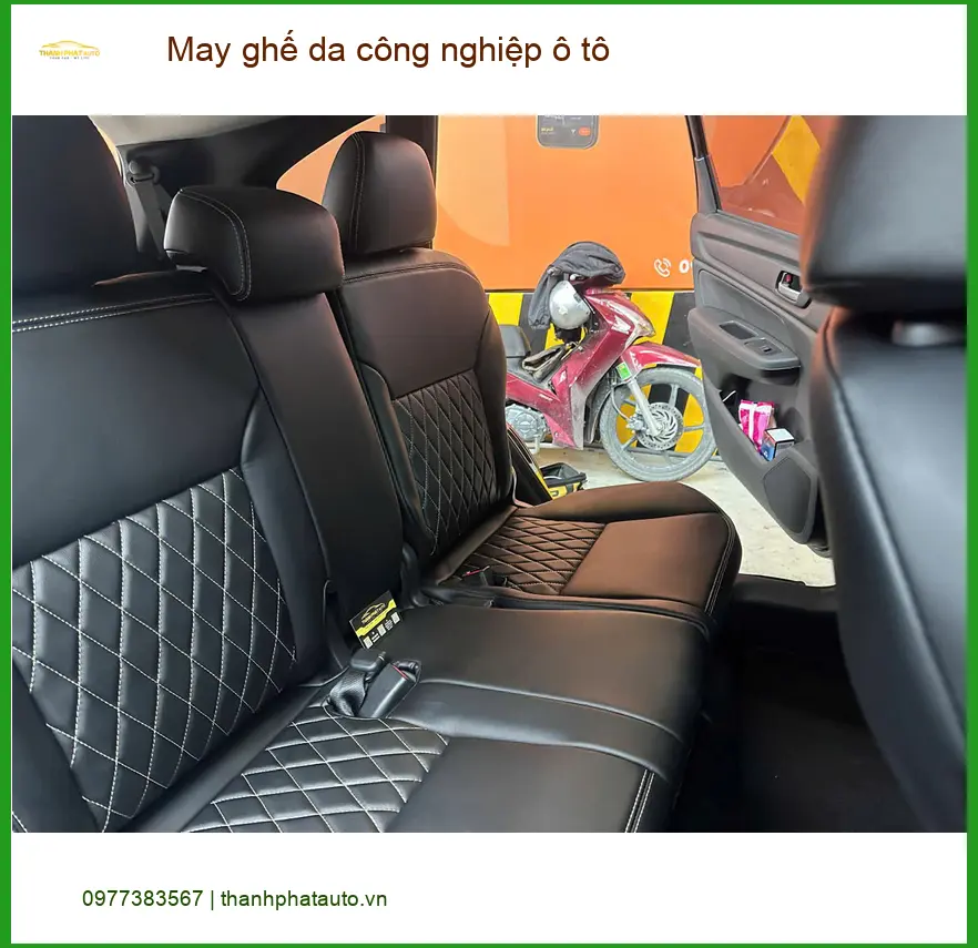 Anh Quang Hải may ghế da công nghiệp ô tô Ford Everest tại Quận 12 để làm mới nội thất xe