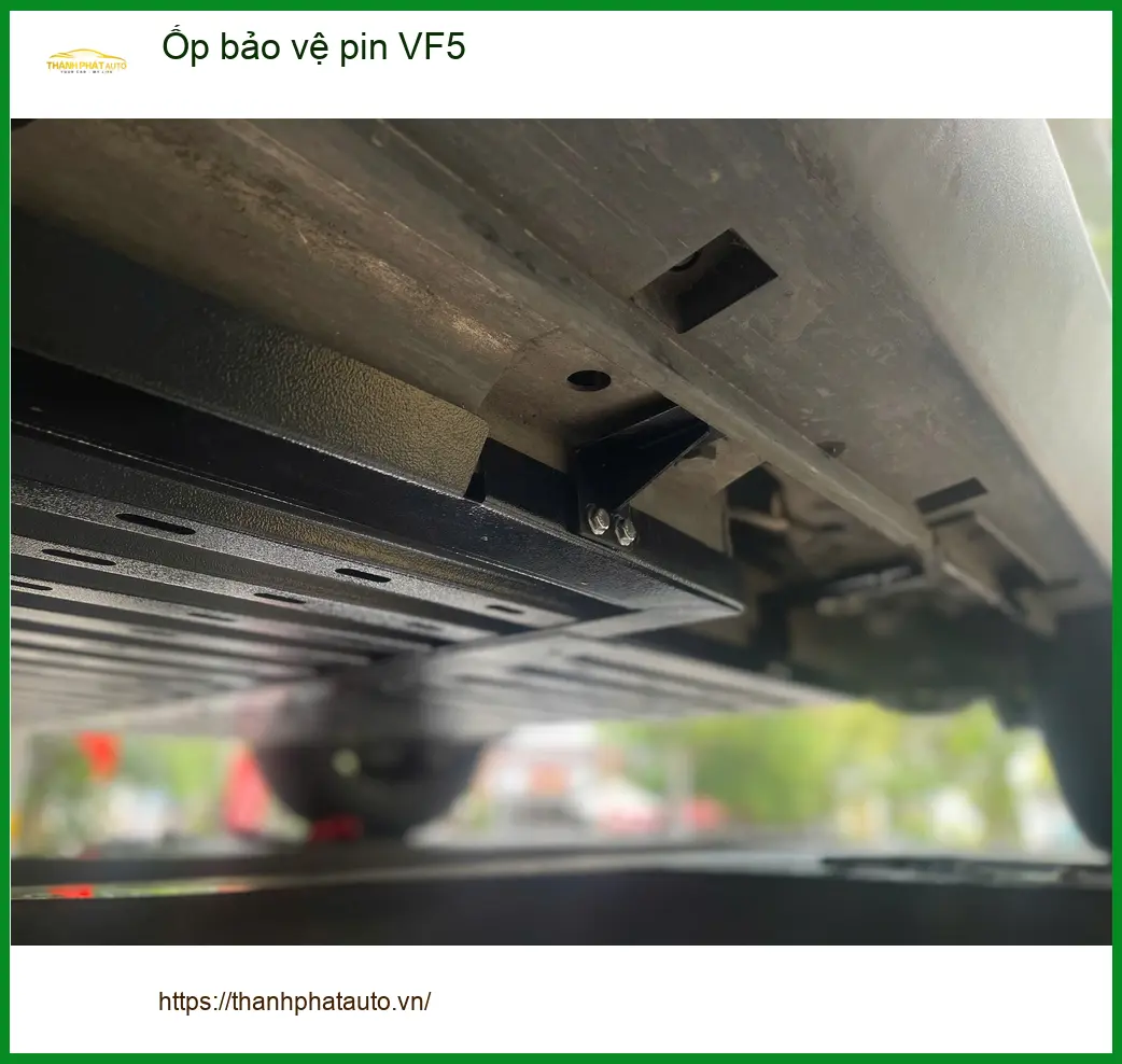 Chị Thanh lắp ốp bảo vệ pin VinFast VF5 tại Quận 9 để yên tâm sử dụng
