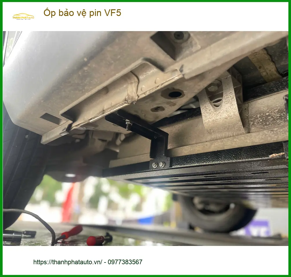 Chị Thanh lắp ốp bảo vệ pin VinFast VF5 tại Quận 9 để yên tâm sử dụng ảnh thực tế 4