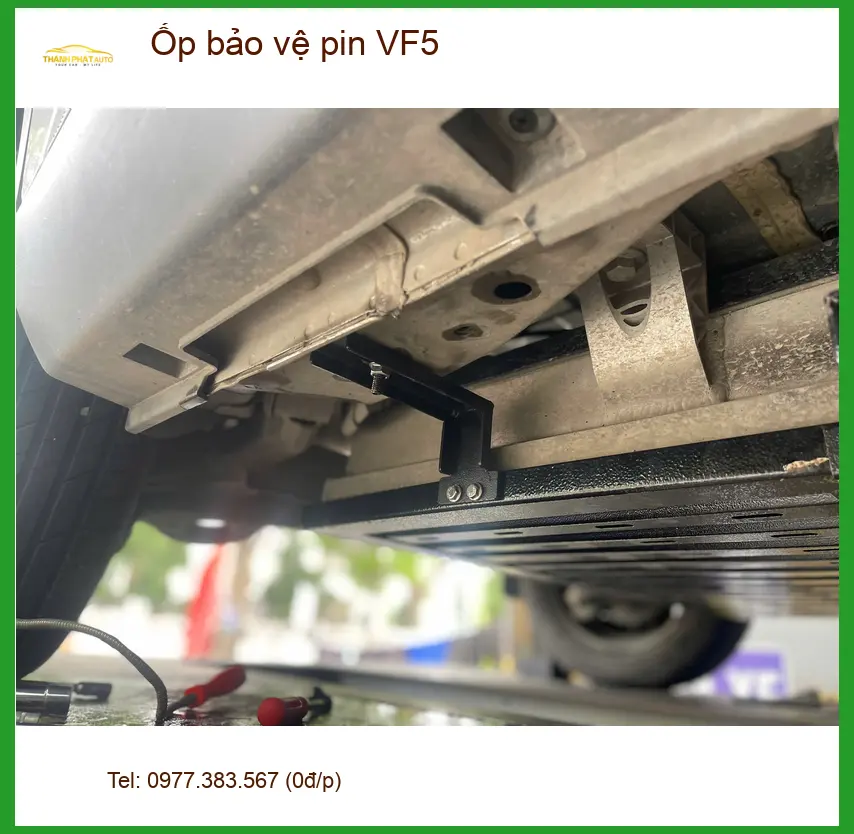 Anh Đức Minh lắp ốp bảo vệ pin VinFast VF5 tại Quận Thủ Đức để tránh va đập hư hại