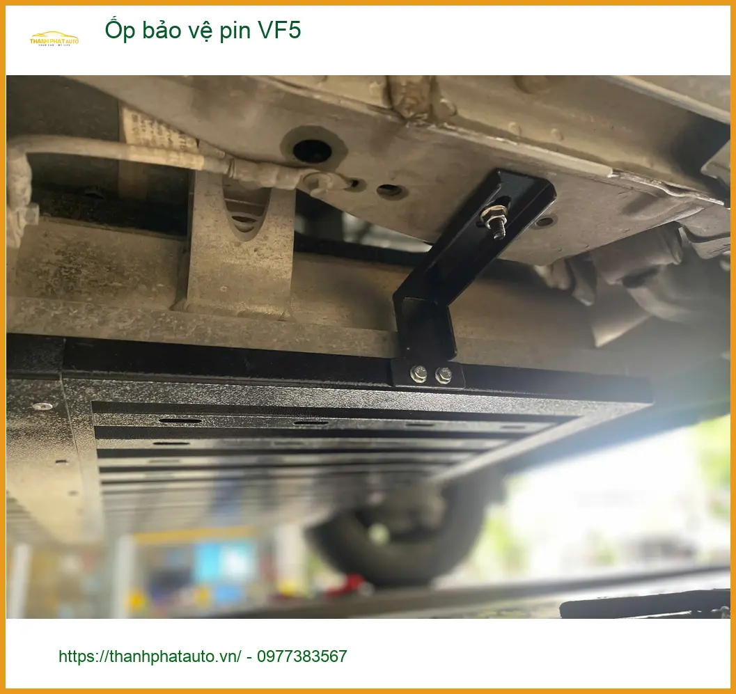 Anh Đức Minh lắp ốp bảo vệ pin VinFast VF5 tại Quận Thủ Đức để tránh va đập hư hại ảnh thực tế 2