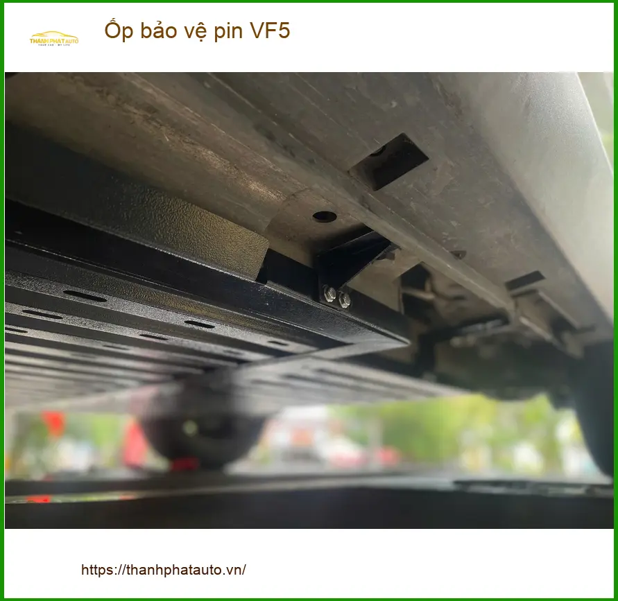 Anh Đức Minh lắp ốp bảo vệ pin VinFast VF5 tại Quận Thủ Đức để tránh va đập hư hại ảnh thực tế 3