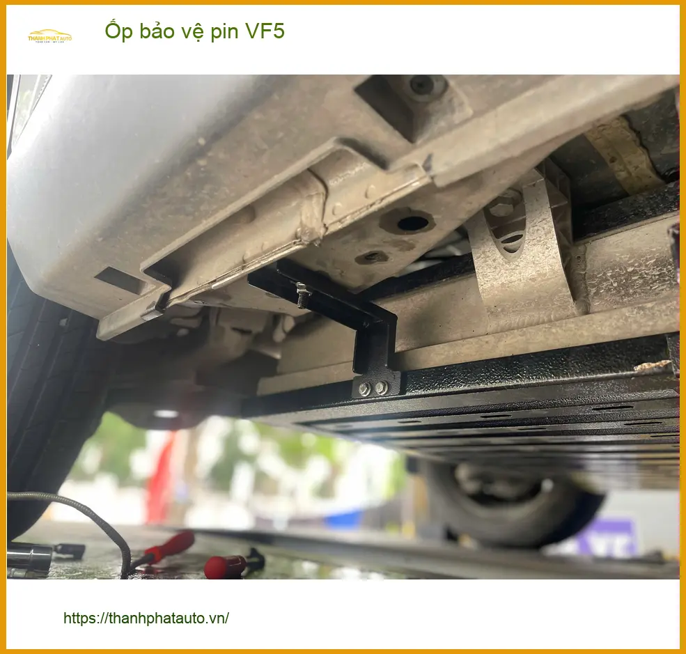 Anh Khải lắp ốp bảo vệ pin VinFast VF5 tại Quận 8 an toàn, giá tốt