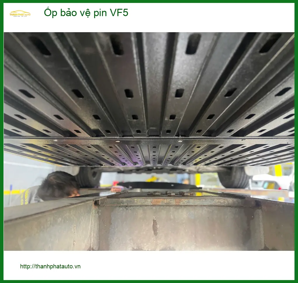 Anh Quân ốp bảo vệ pin VinFast VF5 tại Bình Chánh đảm bảo an toàn khi di chuyển ảnh thực tế 5