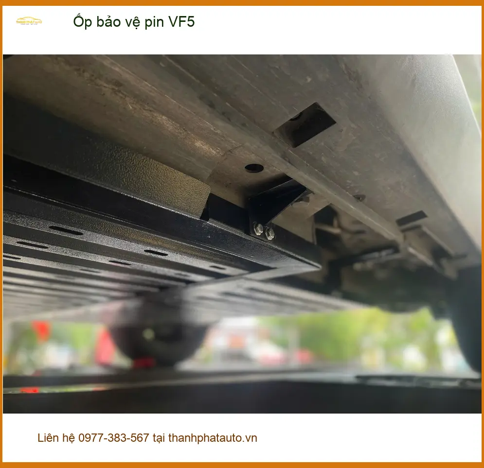 Chị Thảo lắp ốp bảo vệ pin VinFast VF5 tại Củ Chi để bảo vệ khỏi va đập ảnh thực tế 3