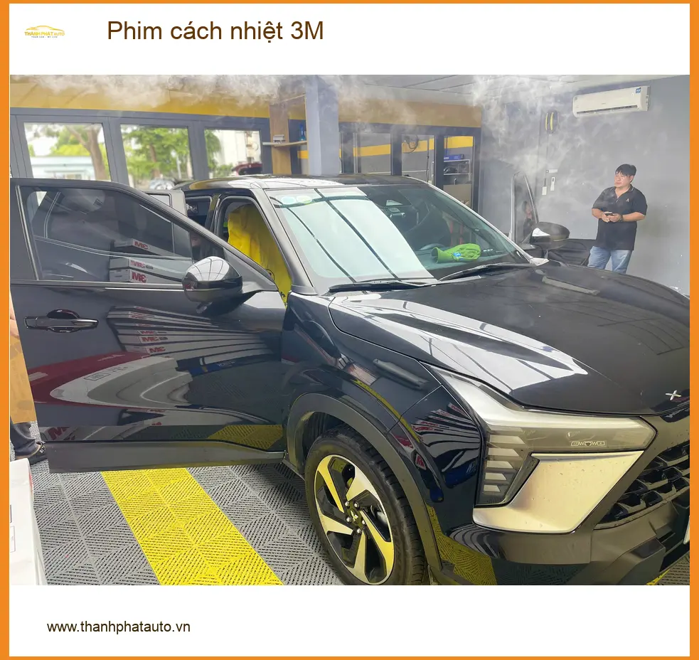 Chị Mai Anh dán phim cách nhiệt 3M cho Hyundai Accent tại Quận 1 trước đợt nắng nóng gay gắt