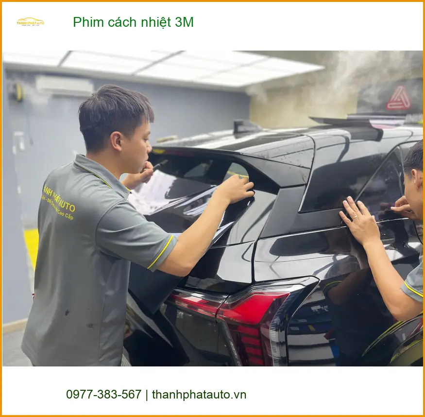 Chị Mai Anh dán phim cách nhiệt 3M cho Hyundai Accent tại Quận 1 trước đợt nắng nóng gay gắt ảnh thực tế 2