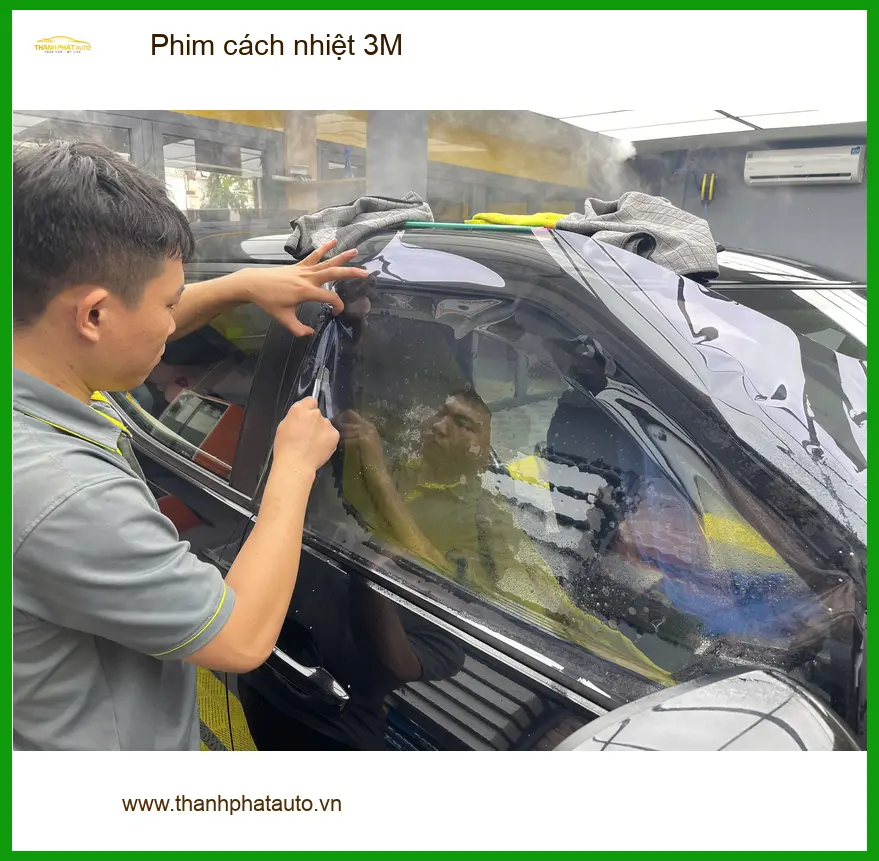 Chị Mai Anh dán phim cách nhiệt 3M cho Hyundai Accent tại Quận 1 trước đợt nắng nóng gay gắt ảnh thực tế 3