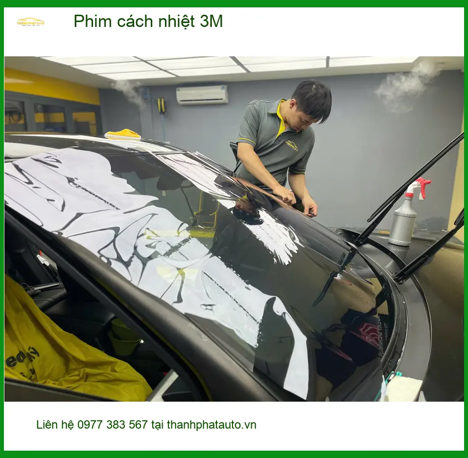 Chị Mai Anh dán phim cách nhiệt 3M cho Hyundai Accent tại Quận 1 trước đợt nắng nóng gay gắt ảnh thực tế 4